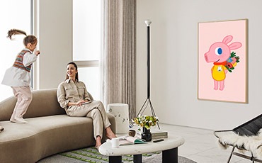 벽걸이 TV가 가로모드로 설치되어 있습니다. TV 화면에는 명화 그림이 보입니다.