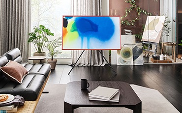 벽걸이 TV가 세로모드로 설치되어 있고 화면에는 화려한 색감의 이미지가 보입니다.