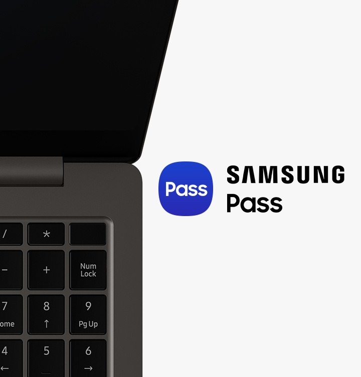정면을 향해 열려 있는 그라파이트 색상의 갤럭시 북3 울트라의 오른쪽 측면을 클로즈업한 모습입니다. 우측에는 Samsung Pass 로고가 표시되어 있습니다.