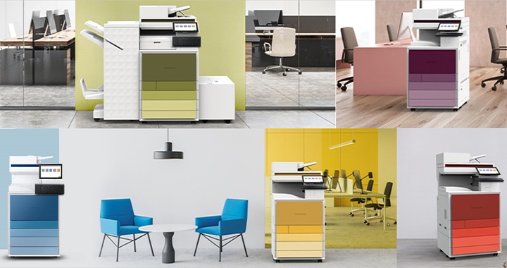 왼쪽 상단부터 사무실로 보이는 곳 앞 복도에 설치 되어있는 A3 컬러 디지털 복합기가 보입니다. 복합기의 색상은 연두색이며, 벽면 또한 연두색입니다. 해당 이미지 바로 옆에는 핑크톤의 사무실에 설치 되어있는 A3 컬러 디지털 복합기 분홍색이 보이며, 하단 제일 왼쪽에는 화이트톤 테이틀과 푸른색 의자가 두개 놓여있으며 그 오른쪽에 A3 디지털 복합기 파란색 컬러 제품이 보입니다. 옆에는 회의실 바깥 복도쪽에 설치 되어있는 A3 디지털 복합기 노란색 컬러 제품, 그 옆에는 그레이톤 벽면 앞에 오른쪽 15도로 회전 되어있는 A3 컬러 디지털 복합기 레드 컬러가 보입니다.