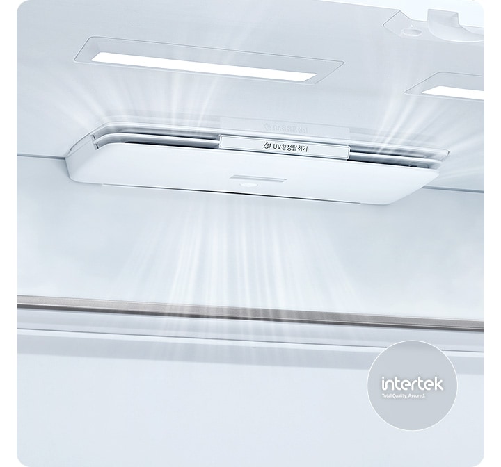 냉장고 내상 상단 UV청정탈취기에서 공기가 순환되는 이미지 컷으로, 우측 하단에 인터텍 인증 로고가 있는 이미지입니다.
