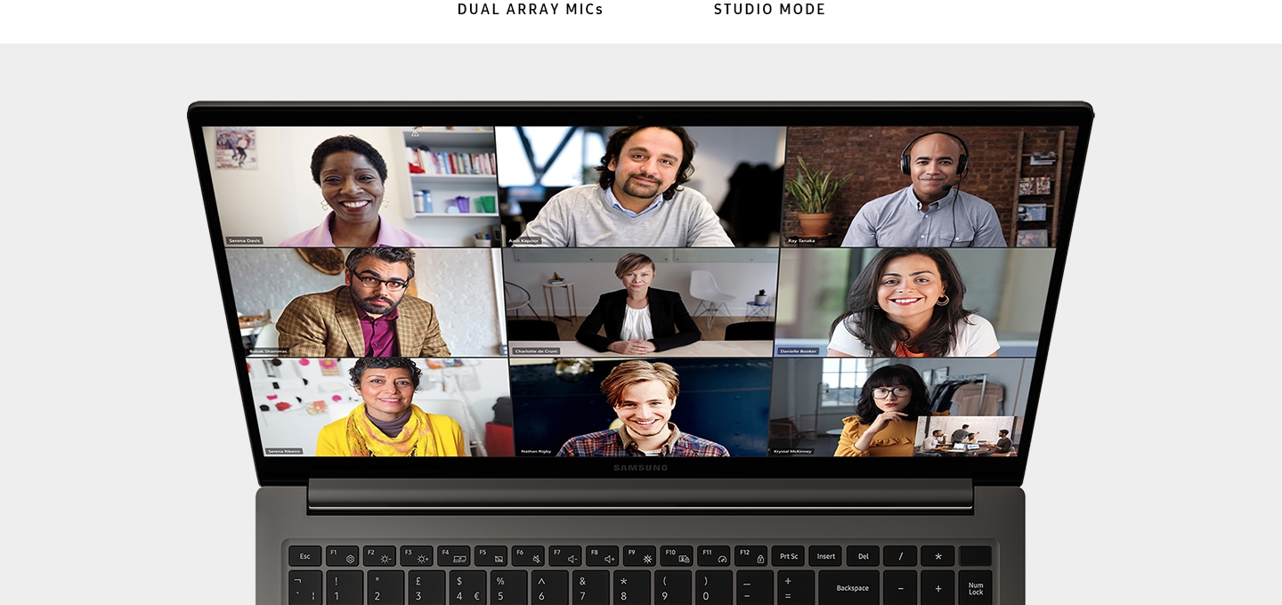 그라파이트 색상의 갤럭시 북3의 탑 뷰입니다. Microsoft Teams 애플리케이션의 영상 통화 화면에 9명이 자리하고 있습니다. 이미지의 상단에는 스튜디오 퀄리티 듀얼 마이크, 스튜디오 모드라는 텍스트가 표시되어 있습니다.