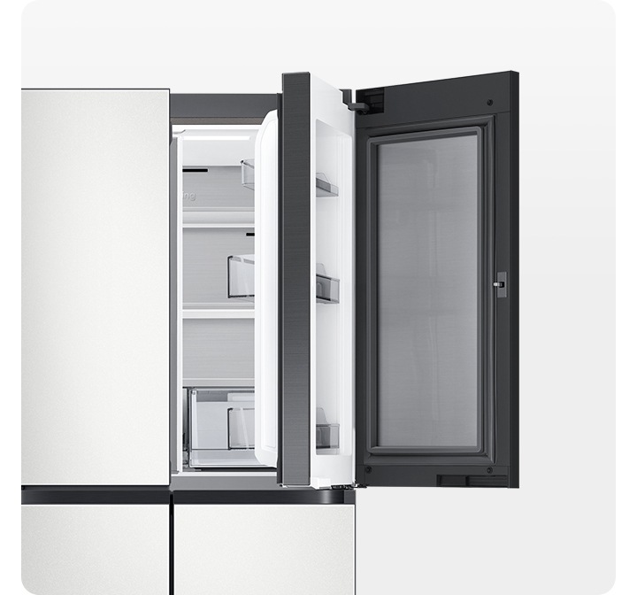 냉장고 내상 쇼케이스가 열려 있는 이미지입니다.