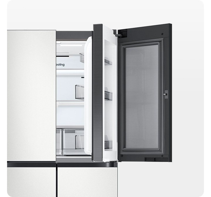 냉장고 내상 쇼케이스가 열려 있는 이미지입니다.