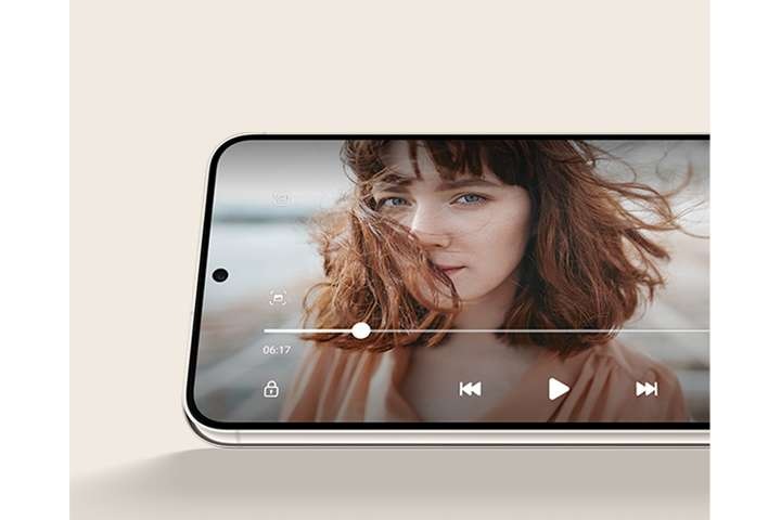 S23 화면에 한 여성이 영상에 나오는 장면 입니다.