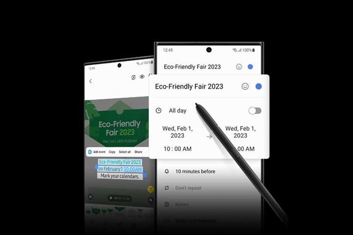 두 대의 갤럭시 S23 Ultra가 정면을 향해 있습니다. 한 대의 화면에는 2023년 친환경 박람회의 e-초대장이 보입니다. 다른 한 대에는 e-초대장에서 강조 표시된 이벤트 정보를 캡처해 새로운 일정을 생성하고 있는 캘린더 앱 위로 S펜이 떠있습니다.