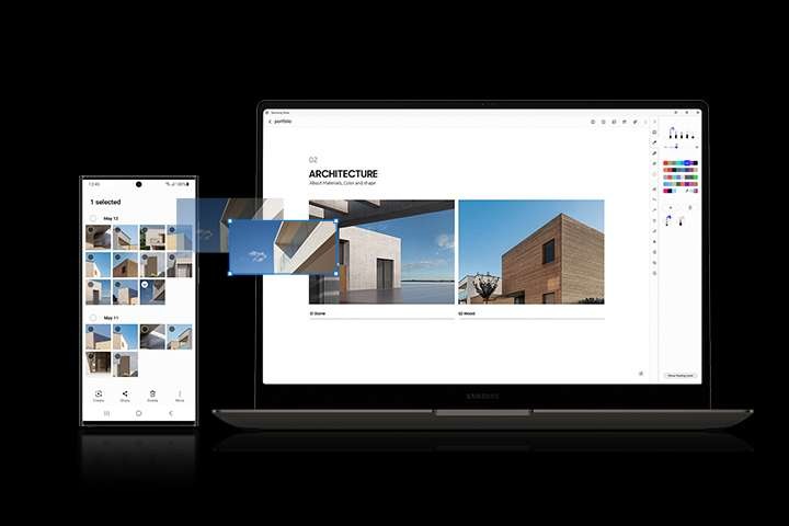 갤럭시 S23 Ultra에서 갤러리 앱이 열려 있습니다. 그 옆에는 노트북이 있고, 화면에는 아키텍처 프리젠테이션이 열려 있다. 갤럭시 S23 Ultra 갤러리 앱의 사진이 노트북 화면의 프레젠테이션에 드래그 앤 드롭되고 있다.