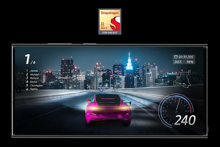 레이싱 비디오 게임의 게임 플레이 스냅샷. 트랙의 디테일이 선명하고 게임 플레이도 매끄럽습니다.