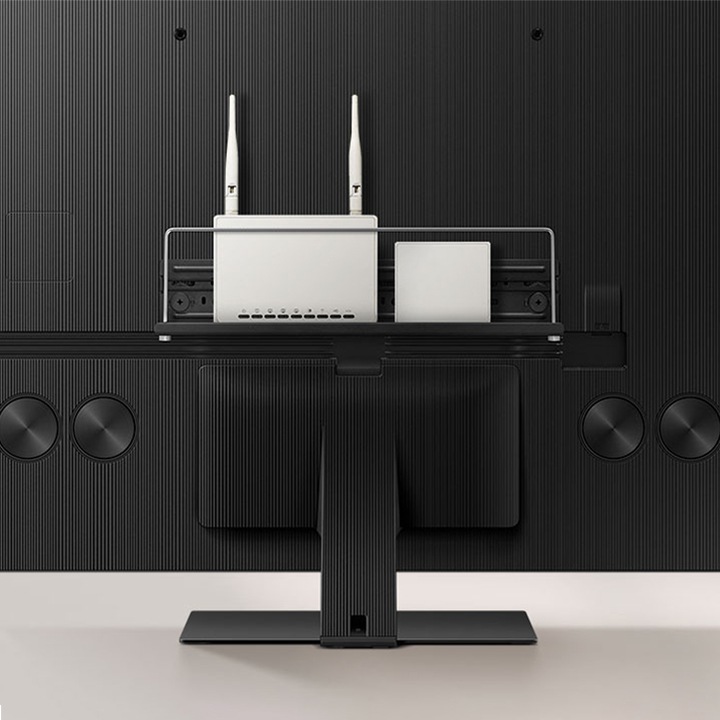 TV뒷면에 설치된 The Tray에 셋톱박스와 수신키트가 놓여져있는 모습입니다.