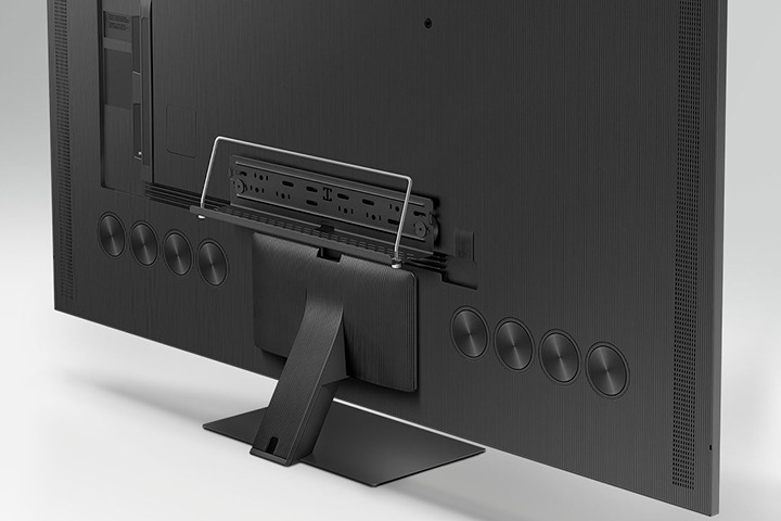 The Tray가 TV에 설치된 뒷모습입니다.