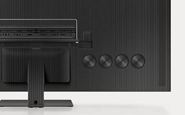 The Tray가 설치된 TV의 완전 뒷면 모습입니다.