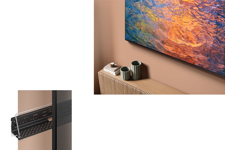 우측에는 The Tray가 TV 뒷면으로 들어가있는 모습이 보여지고 있으며, 좌측에는 TV 하단으로 선이나 지저분한 물건 없이 깔끔하게 설치되어 있는 TV의 모습이 보입니다.