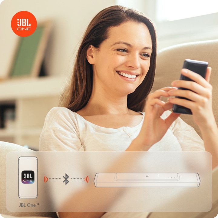 웃고 있는 여성이 스마트폰을 보고 있는데 이 상황은 JBL ONE 전용 앱을 통해 bar1300의 EQ 설정을 제어하고 있는 모습을 연출한 이미지입니다.