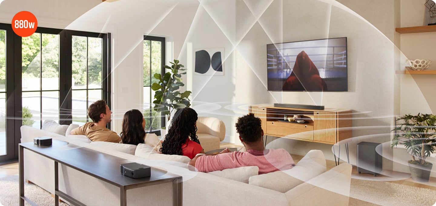 넓은 거실에서 남녀 4명이 소파에 앉아 정면에 있는 TV와  JBL BAR 1000 사운드바의 생생한 음질로 영화를 시정하고 있습니다.  이러한 이미지 위에 붉은색의 원형 음파효과를 삽입하여  시각적인 효과까지 더하고 있습니다. 