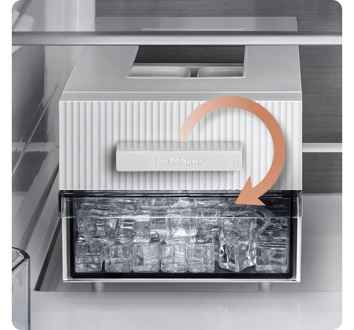 냉동고 내상 트위스트 아이스 메이커가 확대되어 있고 손잡이에 오른쪽으로 회전하는 화살표 모양이 있습니다. 아이스 메이커 내부에는 얼음이 가득 차 있는 이미지입니다.