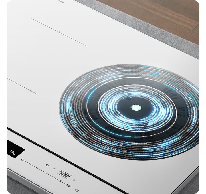 짙은 회색의 주방 상판에 BESPOKE 인덕션 빌트인 (플렉스) 글램 화이트가 설치되어 있으며, 우측 원형 화구 내부 코일이 보여지고 있습니다.