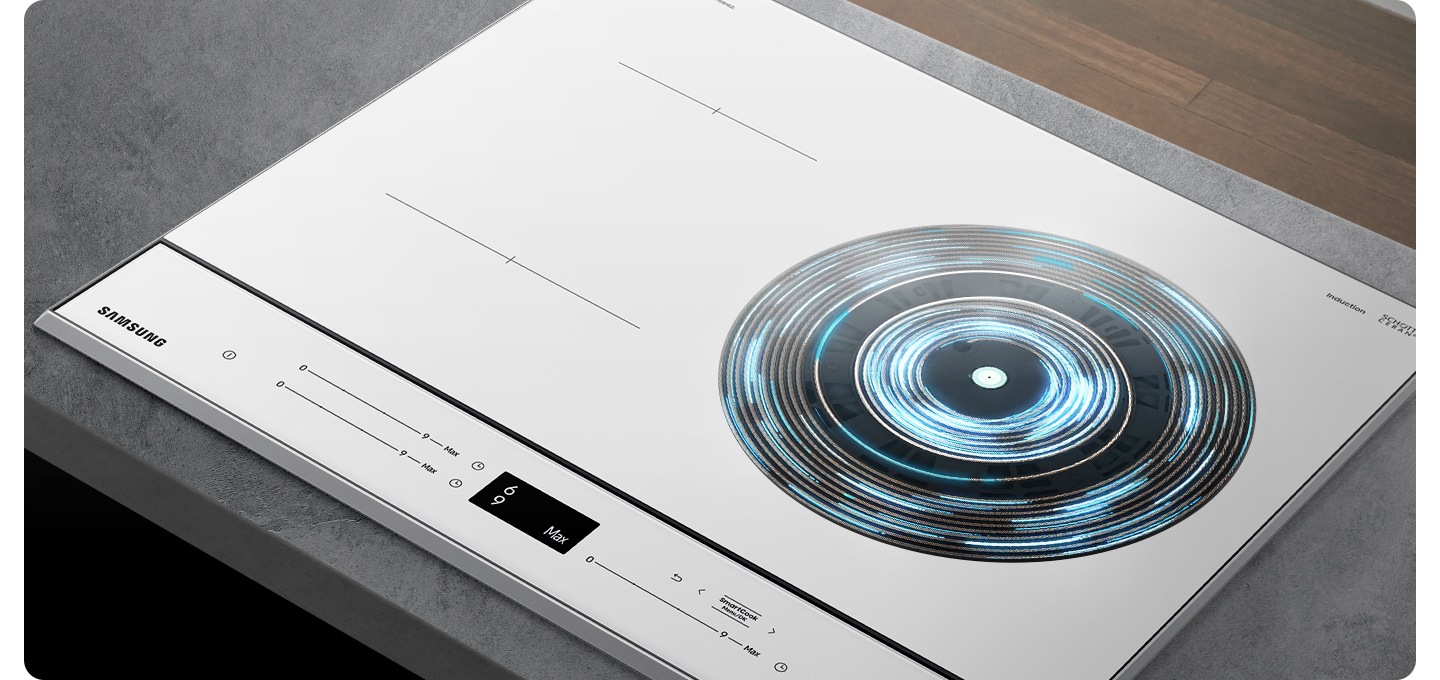 짙은 회색의 주방 상판에 BESPOKE 인덕션 빌트인 (플렉스) 글램 화이트가 설치되어 있으며, 우측 원형 화구 내부 코일이 보여지고 있습니다.