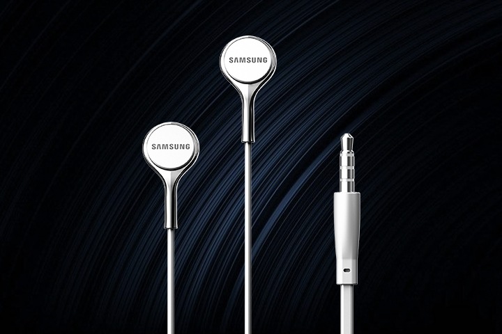 편안하고 안정적인 착용감을 제공하는 이어폰의 모습과 3가지 사이즈의 이어팁이 적용가능한 내용을 설명하고 있습니다.