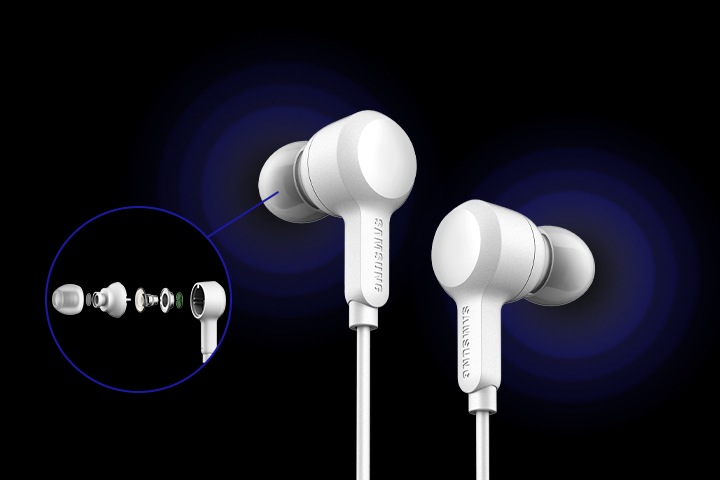 삼성 C타입 이어폰의 내부 구성 모습을 설명하고 있습니다.