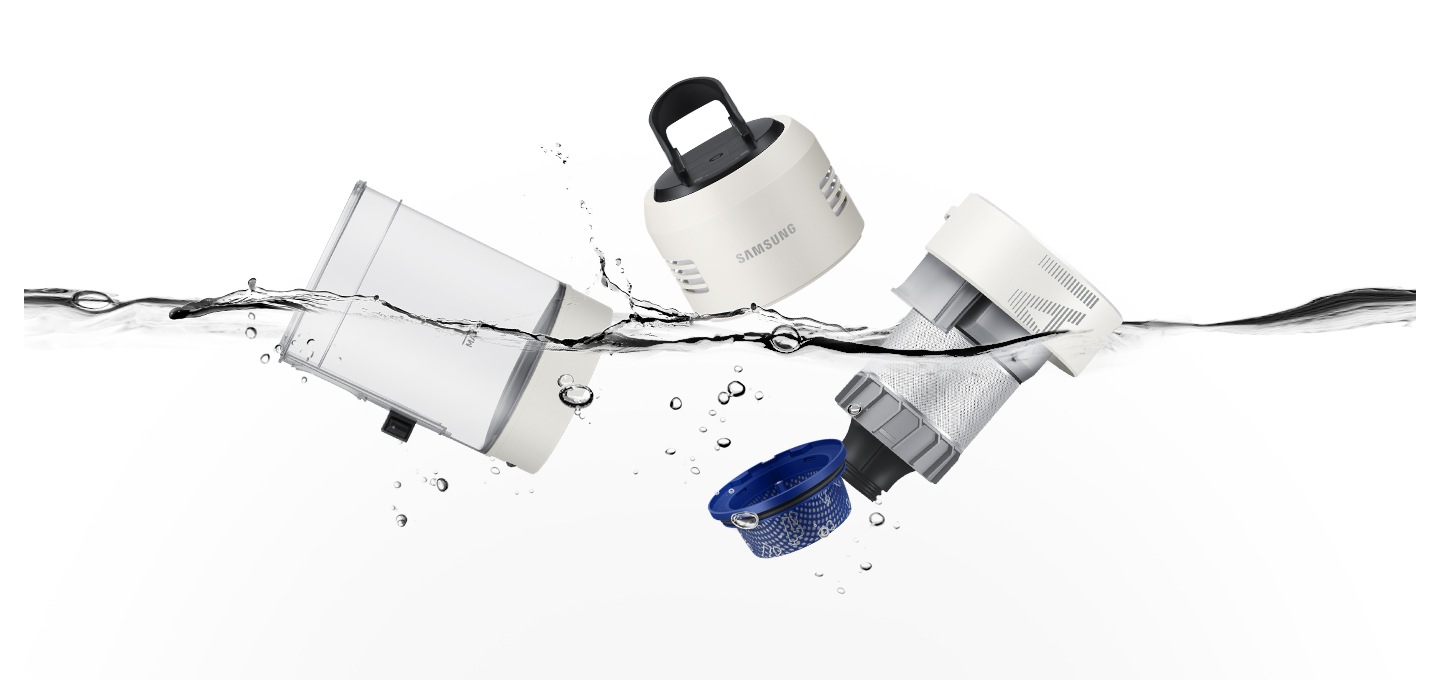 깨끗한 물에 분리된 BESPOKE 제트 AI 먼지통이 잠기고 있습니다.