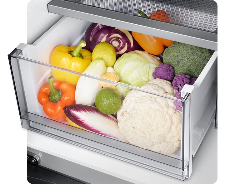 냉장고 내상 밀폐아채실 부분이 확대되어 있으며, 밀폐 야채실 내부에는 브로콜리, 파프리카, 양배추, 양파 등 다양한 채소가 수납되어있습니다.