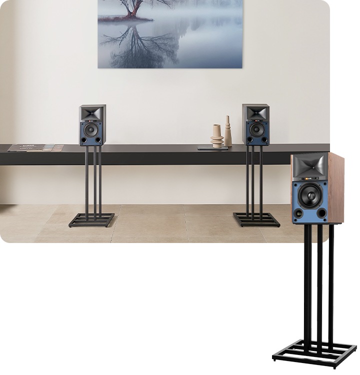 벽 선반 앞에 스탠드 거치된 4305P 스피커가 배치되어 있습니다.