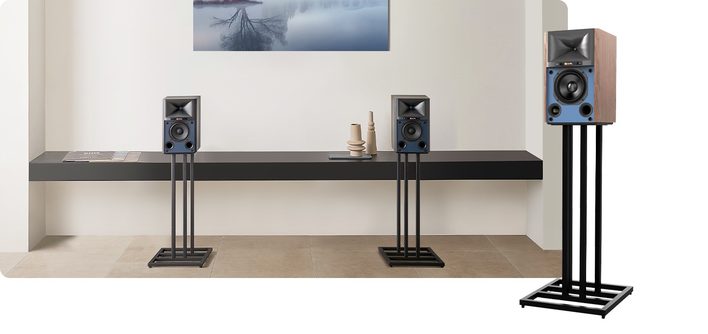 벽 선반 앞에 스탠드 거치된 4305P 스피커가 배치되어 있습니다.