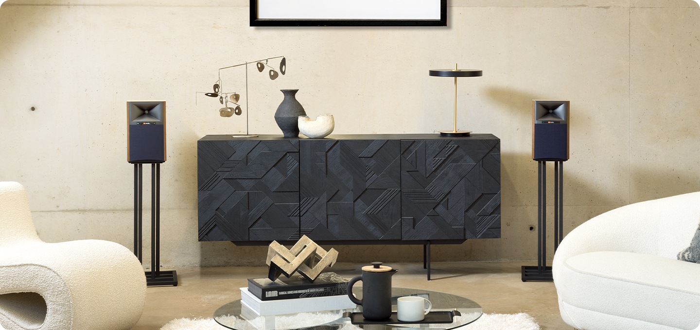 거실장 양 옆에 스탠드에 거치된 4305P 스피커가 배치되어 있습니다.