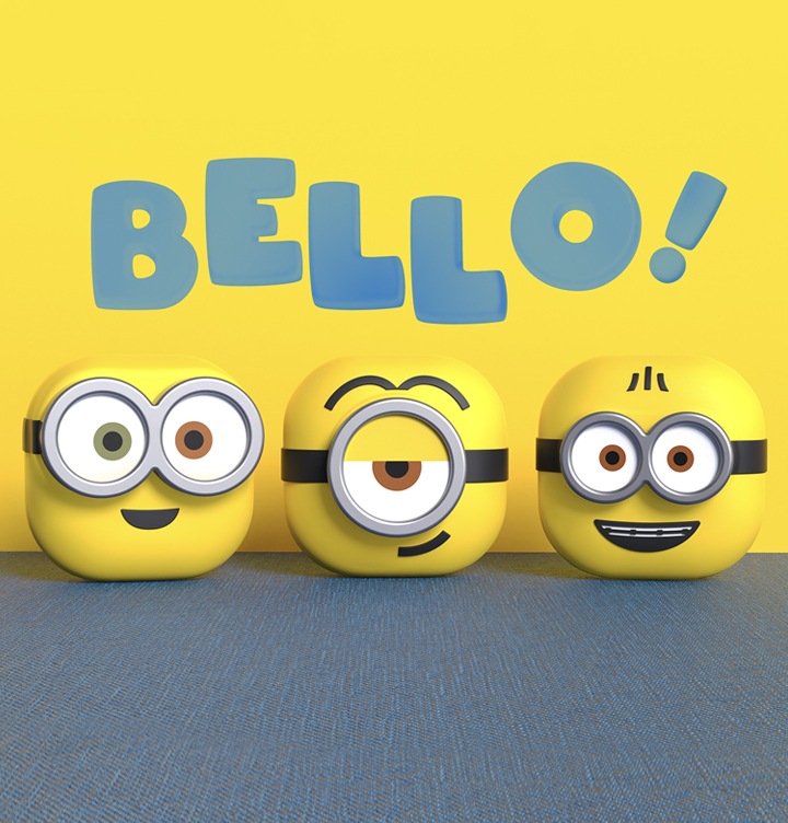 초록색 바닥과 노란색 벽의 배경이 보여집니다. 노란색 배경에는 BELLO!의 영어가 초록색으로 보여지며 그 아래에 갤럭시 버즈2 프로 미니언즈 케이스 케이스가 밥, 스튜어트, 오토 순서로 차례대로 나열되어 보여집니다.