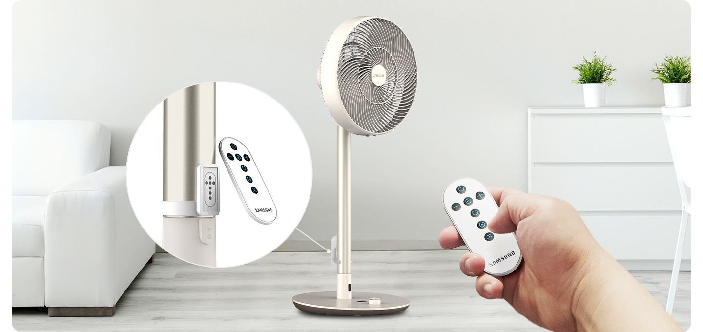 화이트 톤의 인테리어 방에 선풍기가 놓여져 있고 리모컨 홀더 부분이 확대된 이미지와 리모콘을 잡고 있는 손이 확대된 이미지입니다.이