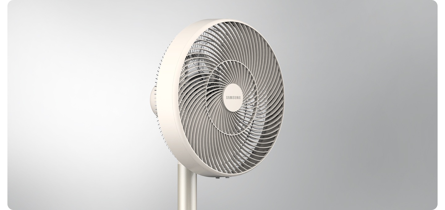 회색 배경 톤에 선풍기 상단부가 확대되어 있는 이미지입니다.