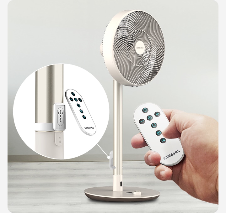 화이트 톤의 인테리어 방에 선풍기가 놓여져 있고 리모컨 홀더 부분이 확대된 이미지와 리모콘을 잡고 있는 손이 확대된 이미지입니다.이