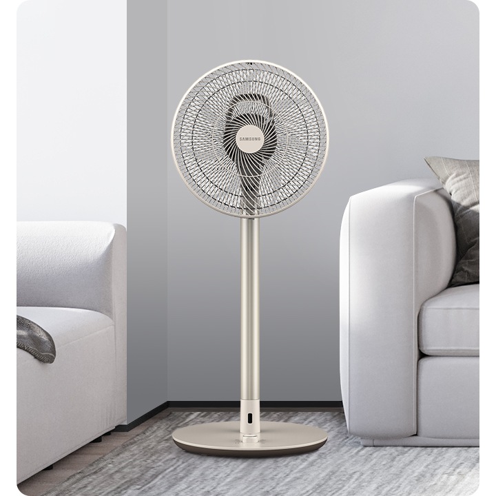 그레이톤 소파 옆에 선풍기가 놓여있는 이미지입니다.