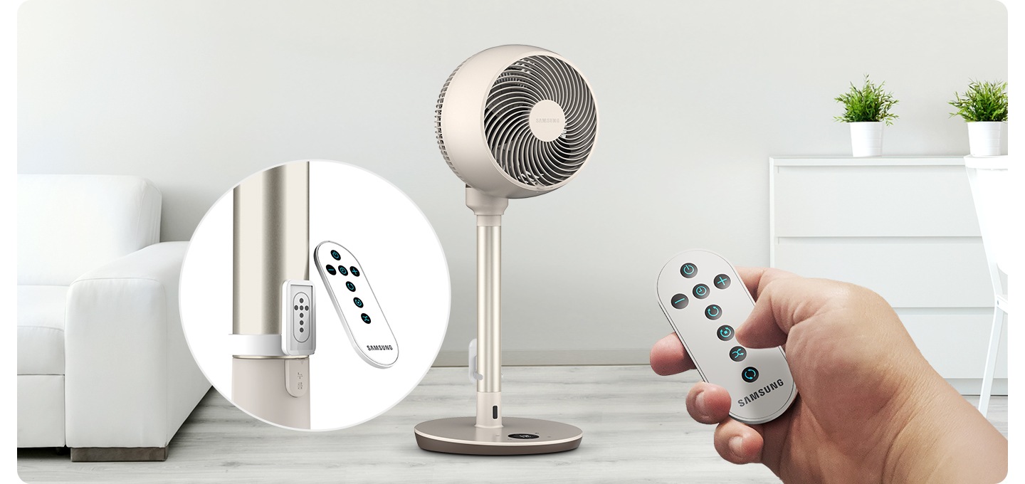 화이트 톤의 인테리어 방에 서큘레이터가 놓여져 있고 리모컨 홀더 부분이 확대된 이미지와 리모콘을 잡고 있는 손이 확대된 이미지입니다.이