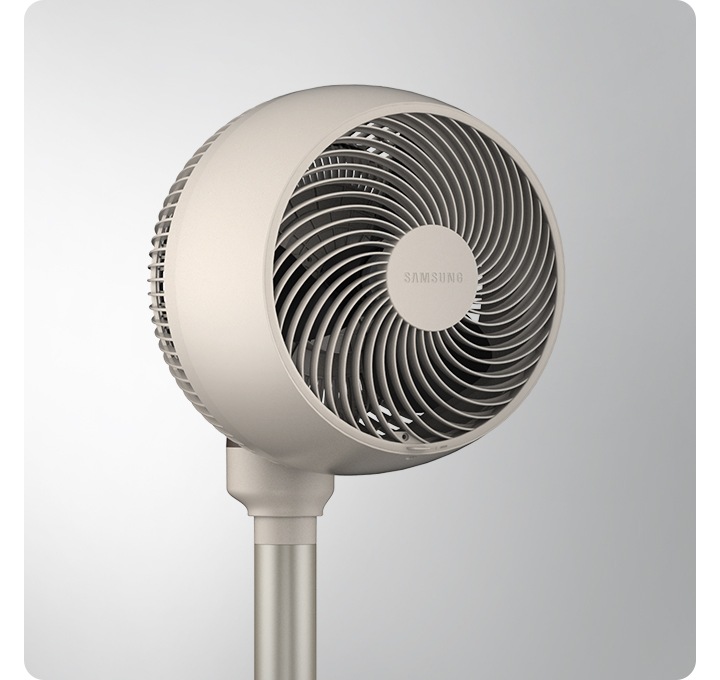 회색 배경 톤에 선풍기 상단부가 확대되어 있는 이미지입니다.