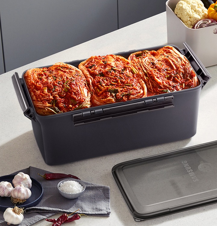 김치가 담겨있는 김치통이 보여집니다.