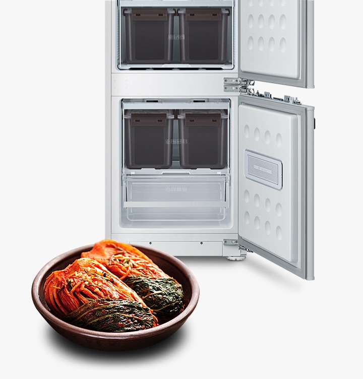 김치통이 들어가있는 냉장고가 보이며,  냉장고 앞에 김치가 보여지고 있습니다.