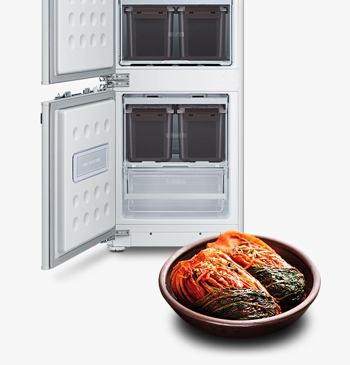 김치통이 들어가있는 냉장고가 보이며,  냉장고 앞에 김치가 보여지고 있습니다.