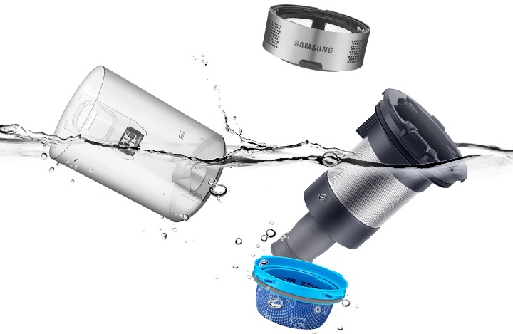 제트 150W의 먼지통이 분해되어 물세척 되는 모습이 보입니다.