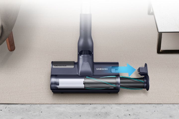 청소기 헤드 내부의 브러시가 분해되고 있습니다