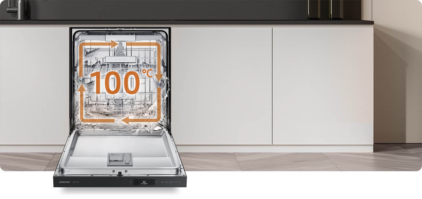 아이보리 패널 왼쪽으로 비스포크 인피니티 식기세척기 입구가 완전히 열려있고, 식기가 세척되고 있습니다. 그 위로 100 ℃ 열풍건조가 회전되는 모습이 보여집니다.