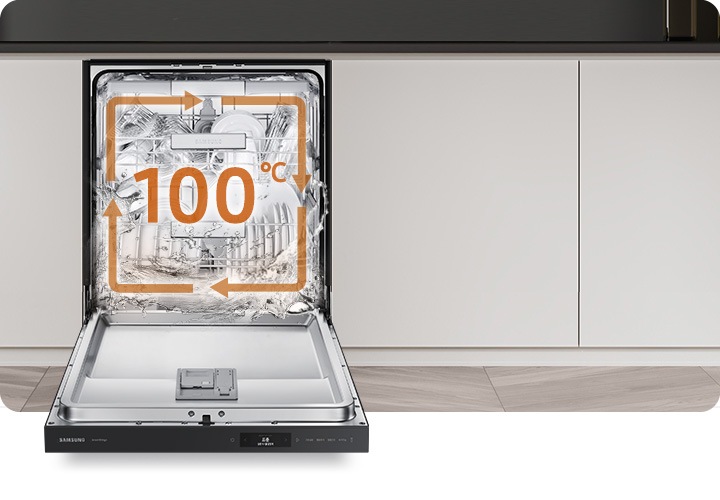 아이보리 패널 왼쪽으로 비스포크 인피니티 식기세척기 입구가 완전히 열려있고, 식기가 세척되고 있습니다. 그 위로 100 ℃ 열풍건조가 회전되는 모습이 보여집니다.