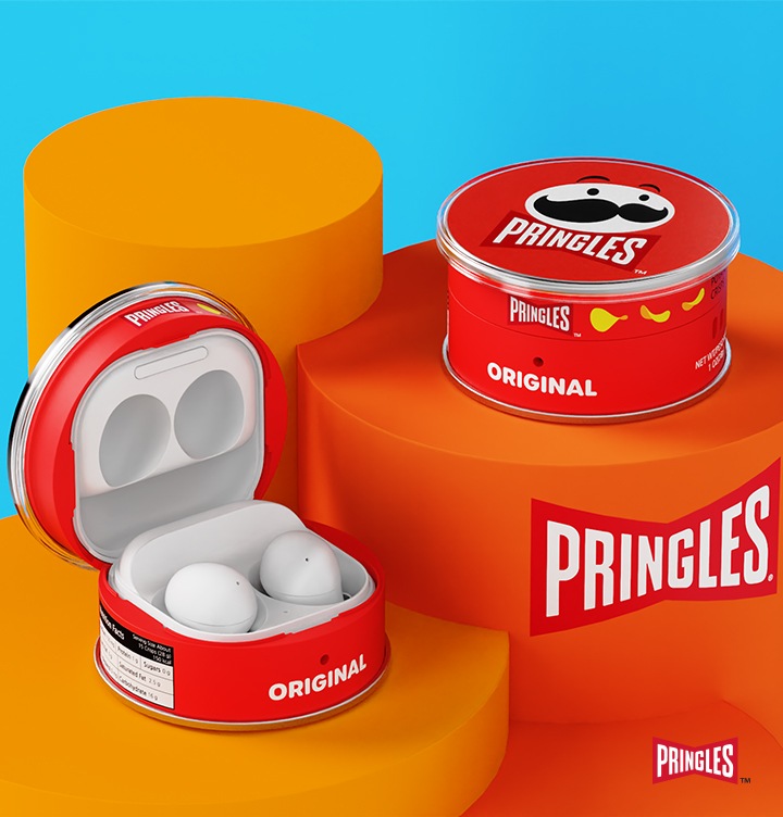 하늘색 벽의 배경이 보여지며 주황색의 원형 기둥이 2개 진한 주황색의 원형이 1개 보여지며 오른쪽 하단에 프링글스 로고가 보여집니다. 원형 위에 갤럭시 버즈2 프로 프링글스 케이스 (오리지널) 제품이 2개 보여지며 왼쪽 하단에는 갤럭시 버즈2 프로 프링글스 케이스 갤럭시 버즈2 프로 프링글스 케이스 (오리지널) 제품을 장착한 갤럭시 버즈가 펼쳐져 있으며 오른쪽 중간에는 갤럭시 버즈2 프로 프링글스 케이스 (오리지널) 제품이 보여집니다.