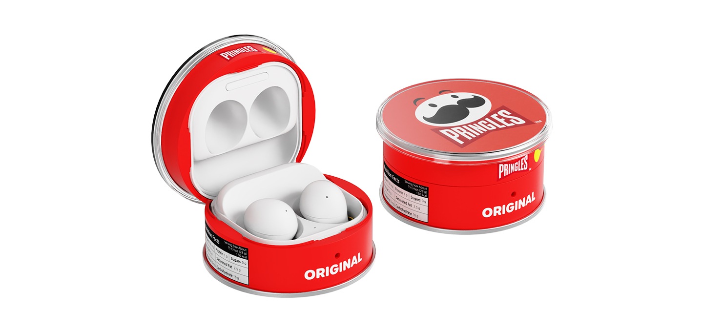 갤럭시 버즈2 프로 프링글스 케이스 (오리지널) 제품에 2개의 갤럭시 버즈가 장착되어 보여지며 왼쪽에는 갤럭시 버즈2 프로 프링글스 케이스 (오리지널) 제품을 장착한 갤럭시 버즈가 펼쳐져 있으며 오른쪽에는 갤럭시 버즈2 프로 프링글스 케이스 (오리지널) 제품이 보여집니다.