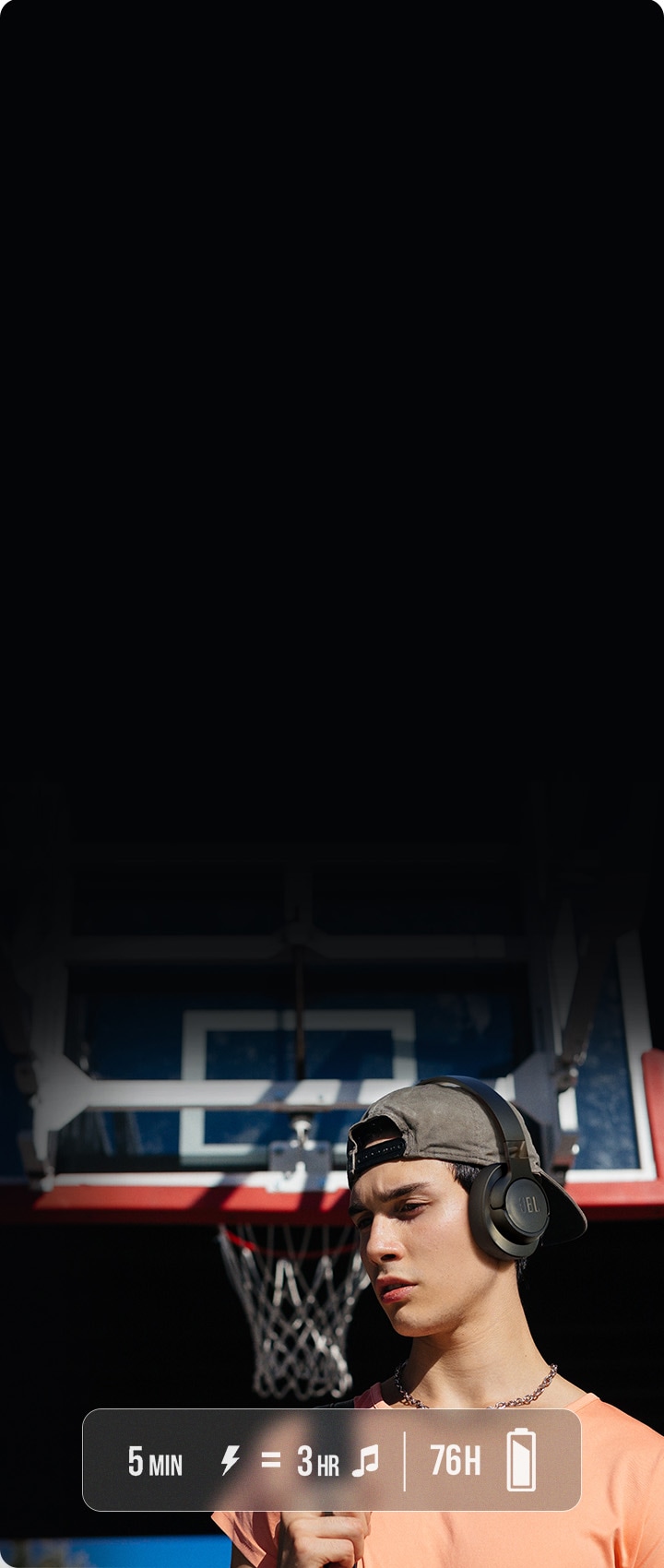 남성 사용자가 JBL TUNE 720BT 제품을 착용하고 농구골대 앞에 서 있습니다.