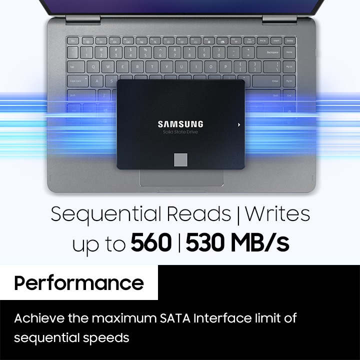 노트북 키보드 위에 내장 SSD의 정면 이미지가 노출되고 있으면 노트북과 내장 SSD 사이로 파란색상들의 불 빛이 가로로 길에 그어저 있습니다. 하단에는 영어로 sequential reads l writes up to 560 l 530 MB/s가 적혀저 있으며 왼쪽 하단에 흰색 배경에 박스에는 Performance 단어가 적혀 있고 단어 하단에 검은색 배경에 박스에는 영어로 Achieve the maximum SATA Interface limit of sequential speeds 라고 적혀 있습니다.
