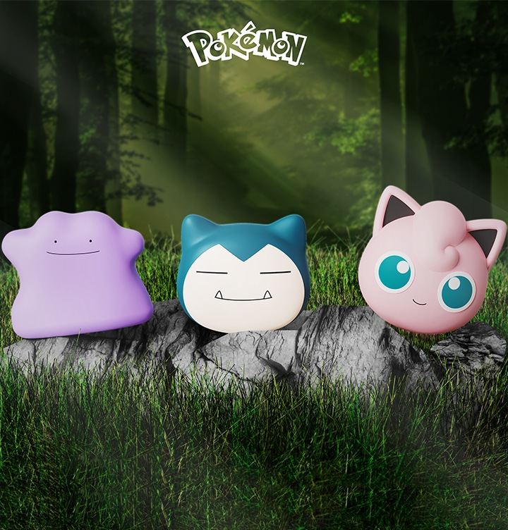 가운데 상단에 포켓몬 로고가 보여지며 숲의 배경이 보여집니다. 갤럭시 버즈2 프로 포켓몬 버즈 케이스의 3가지의 종류가 나열되어 있으며 왼쪽부터 메타몽, 잠만보, 푸린 순서대로 보여집니다.