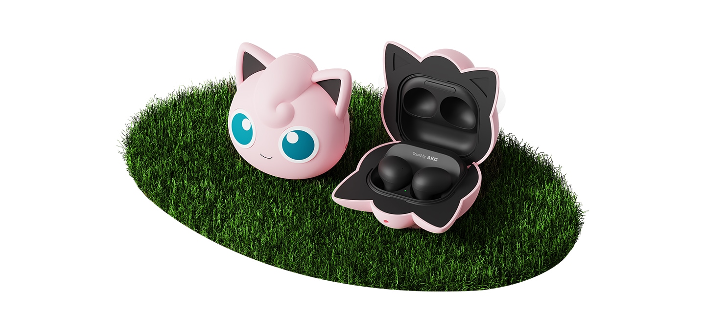 갤럭시 버즈2 프로 포켓몬 버즈 케이스 (푸린) 제품을 장착한 갤럭시 버즈가 2개 보여지며 왼쪽에는 제품 정면 오른쪽에는 갤럭시 버즈가 펼쳐진 제품이 보여집니다.