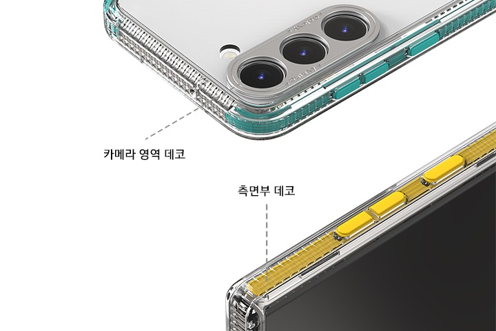 케이스를 장착한 갤럭시 제품이 2개가 보여지며 위쪽에는 갤럭시 제품이 눕혀 있으며 카메라 부분에 점선으로 보여 카메라 영역 데코의 텍스트와 연결되어 있으며, 아래쪽에는 갤럭시 제품이 세워져 있으며 측면부 부분에 점선으로 보여 측면부 데코의 텍스트와 연결되어있습니다.