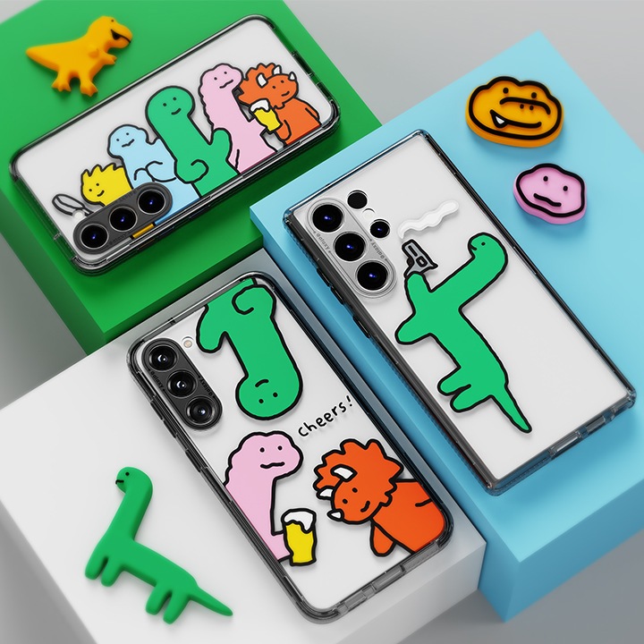 초록색, 하늘색, 흰색 네모 상자가 나뉘어있는 있는 배경이 보여지며 각각의 상자 위에 갤럭시 조구만 스튜디오 버라이어티 케이스에 장착된 갤럭시 S23, S23+, S23 Ultra 제품이 놓여있습니다.